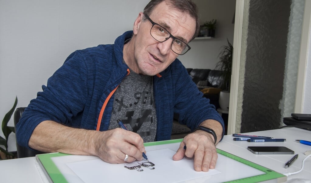 Jan Veldkamp achter zijn tekentafel. Foto: Marion Verhaaf