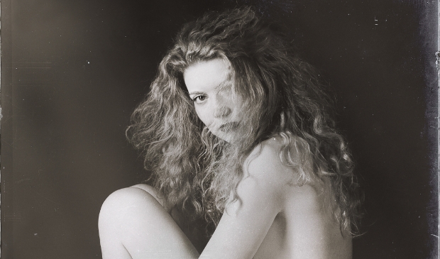 "Fleur Louwe, zelfportret. Met deze foto won ze een prestigieuze Lucie Award in New York".