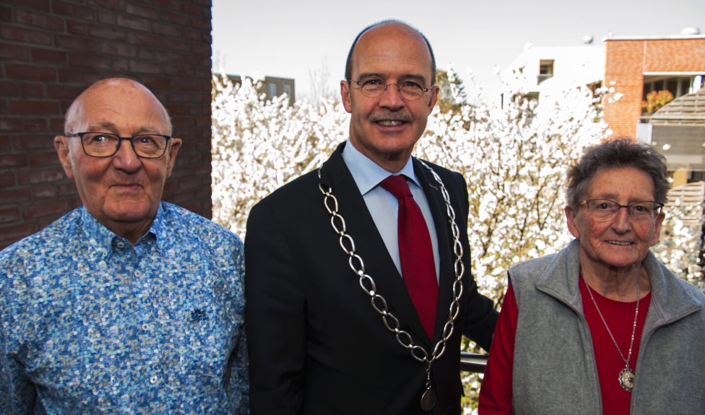 Jan (83 jr) en Appie (81 jr) Klein Brinke-Bennes met de burgemeester. Foto: Marion Verhaaf