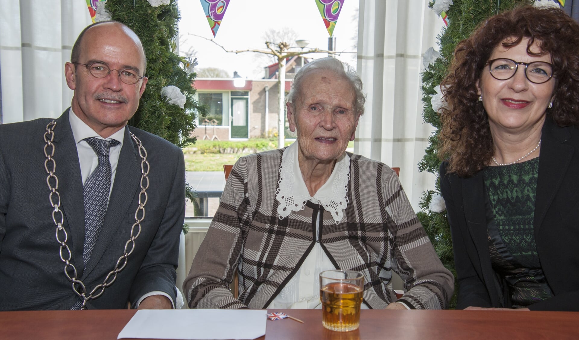 Mevrouw Roseboom geflankeerd door burgemeester Van Hedel en zijn vrouw. Foto: Marion Verhaaf