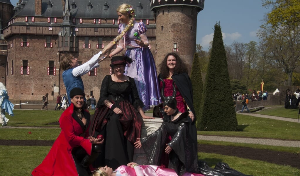 Gestoken in prachtige kostuums poseert de groep in de kasteeltuin. Foto: Marion Verhaaf