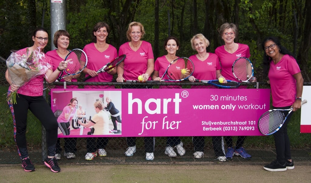 Mariëlle Walter (hart for her) en haar roze team van TCE, de dames zijn er erg blij mee. Foto: Marion Verhaaf