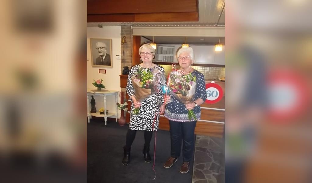 Jubilarissen KVG: Genie Janssen 25 jaar lid en Betsie Klomp 50 jaar lid.