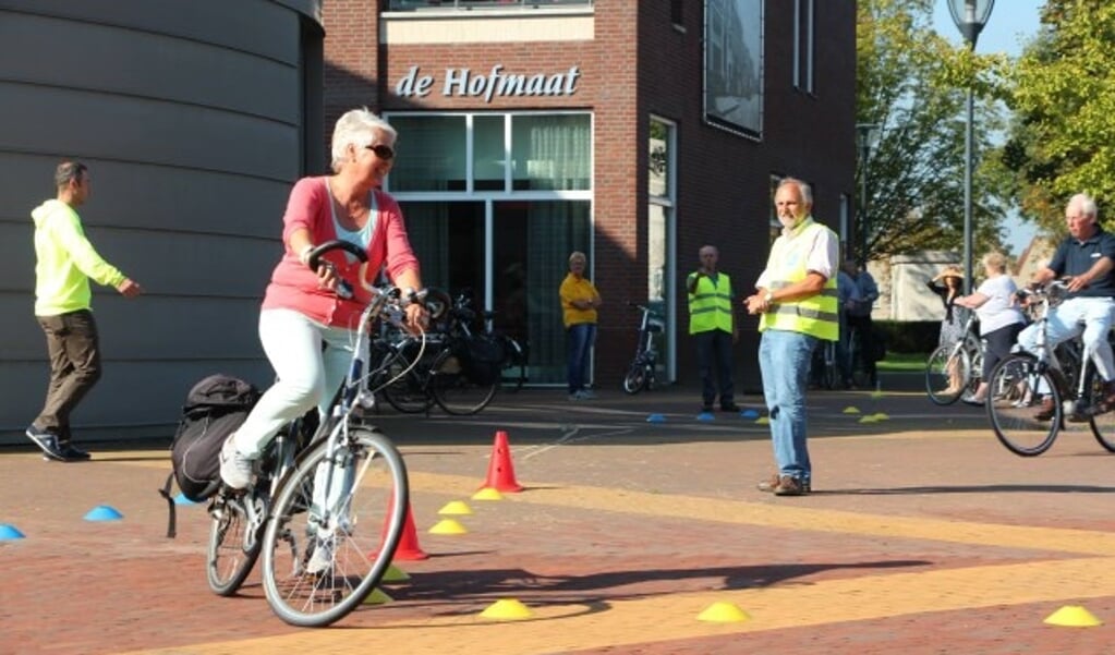 Op een fietsparcours kunnen senioren hun fietsvaardigheid oefenen. (foto Fietsersbond)