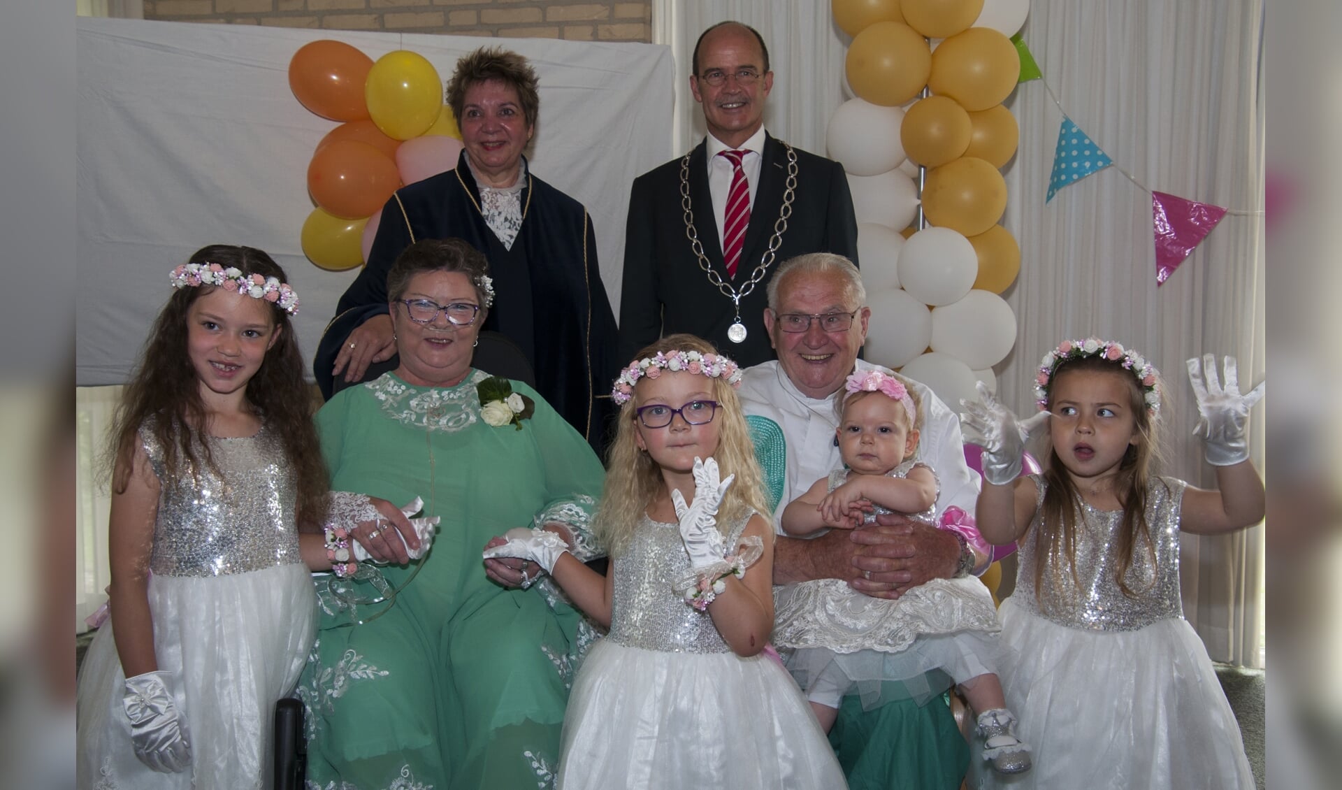Foto: Het bruidspaar geflankeerd door burgemeester Van Hedel en Elly Florax (BABS) en hun kleinkinderen. Foto: Marion Verhaaf