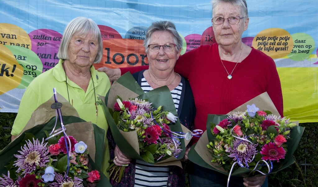 Vrijwilligers Alie Bosscha, Els Koelewijn en Willie Oosting werden in het zonnetje gezet. Foto: Marion Verhaaf