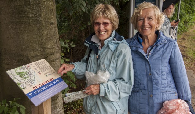 Wandelaarsters Jo Diks en Annelies Coolen bekijken de route van het Leuvensche Pad. Foto: Marion Verhaaf
