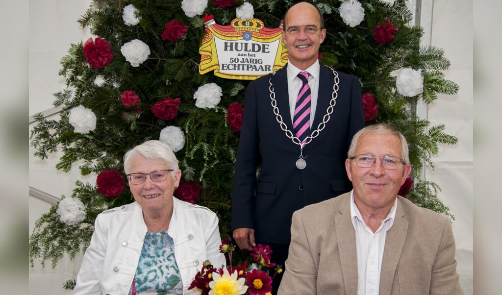 Jan en Marian Holtslag-van Tilburg met burgemeester Van Hedel. Foto: Marion Verhaaf
