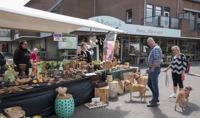 De kraam met onder andere prachtige houten decoratieartikelen uit Indonesië. Foto: Marion Verhaaf