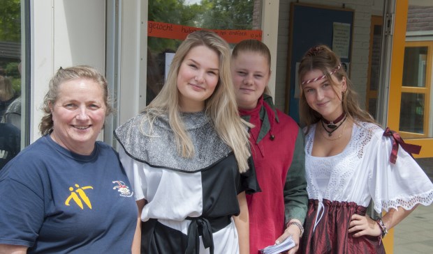 In toepasselijke kleding kwamen de dames folders uitdelen bij de Pancratiusschool in Brummen. Foto: Marion Verhaaf