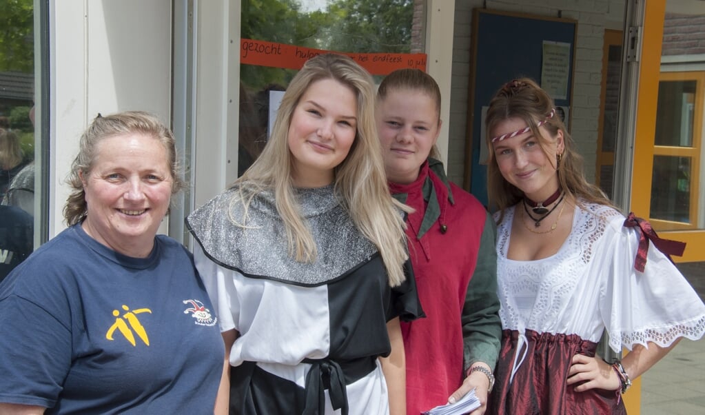 In toepasselijke kleding kwamen de dames folders uitdelen bij de Pancratiusschool in Brummen. Foto: Marion Verhaaf