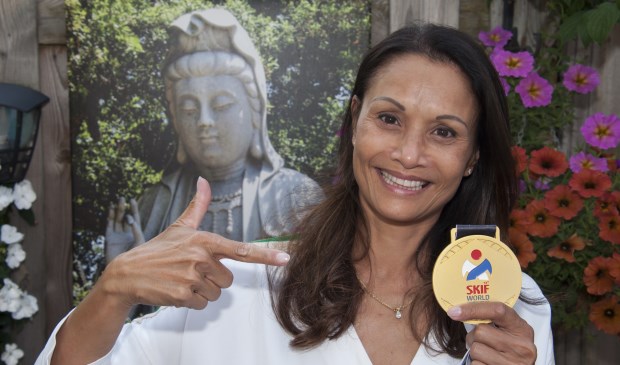 Supertrotse Sandra Joannes toont haar gouden medaille. Foto: Marion Verhaaf