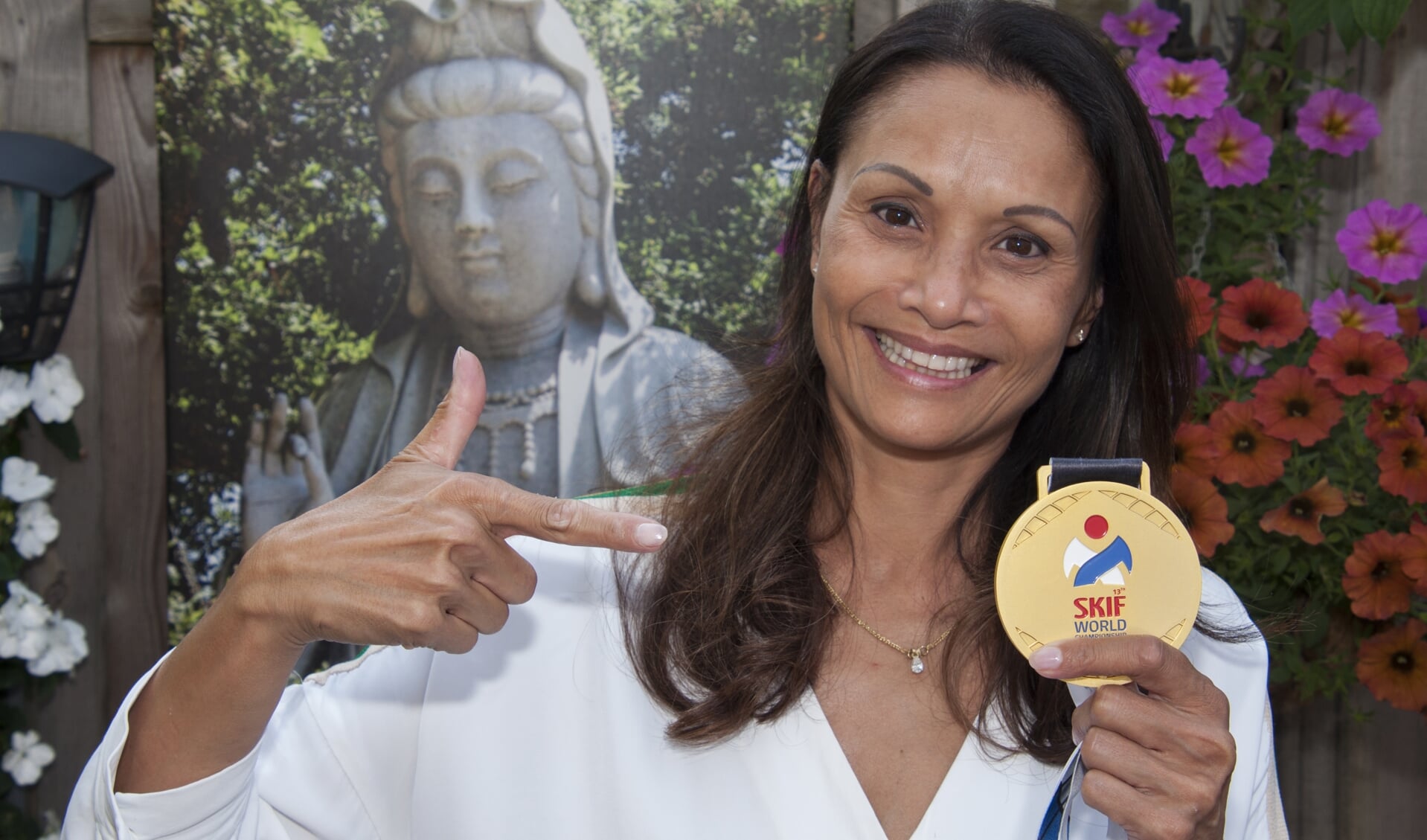Supertrotse Sandra Joannes toont haar gouden medaille. Foto: Marion Verhaaf
