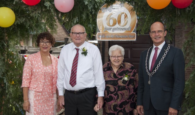 Bruidspaar Tonnie (81jr) en zijn Dora (85jr) geflankeerd door burgemeester van Hedel en zijn vrouw. Foto: Marion Verhaaf