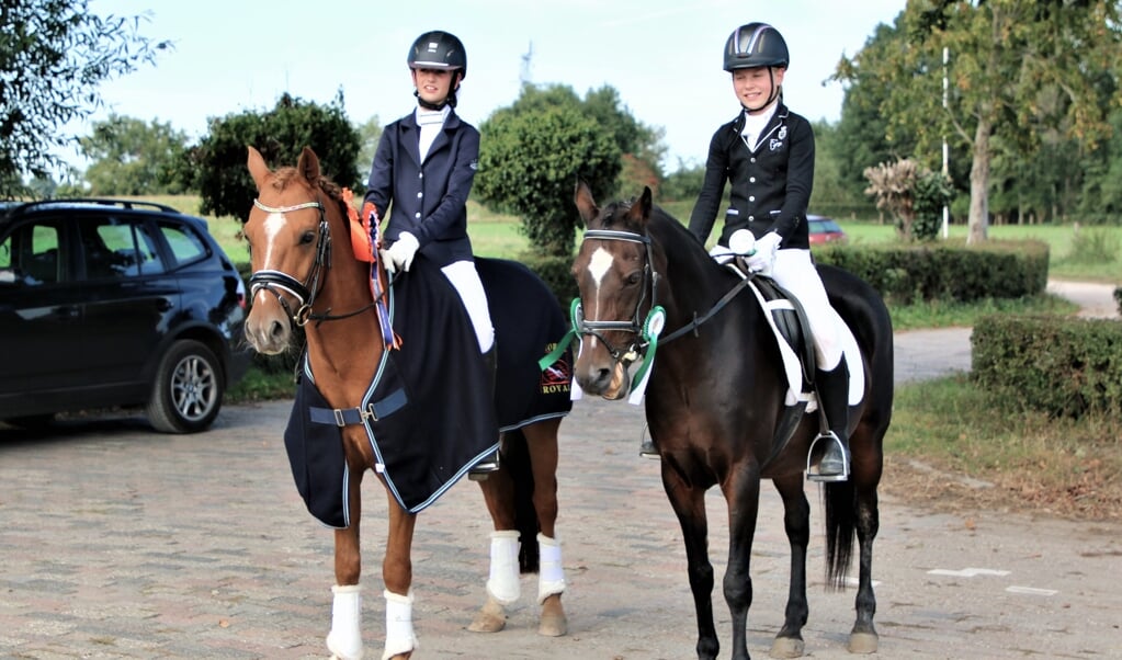 De kampioen en reserve kampioen van de pony's. links Sophie en rechts Samara.

