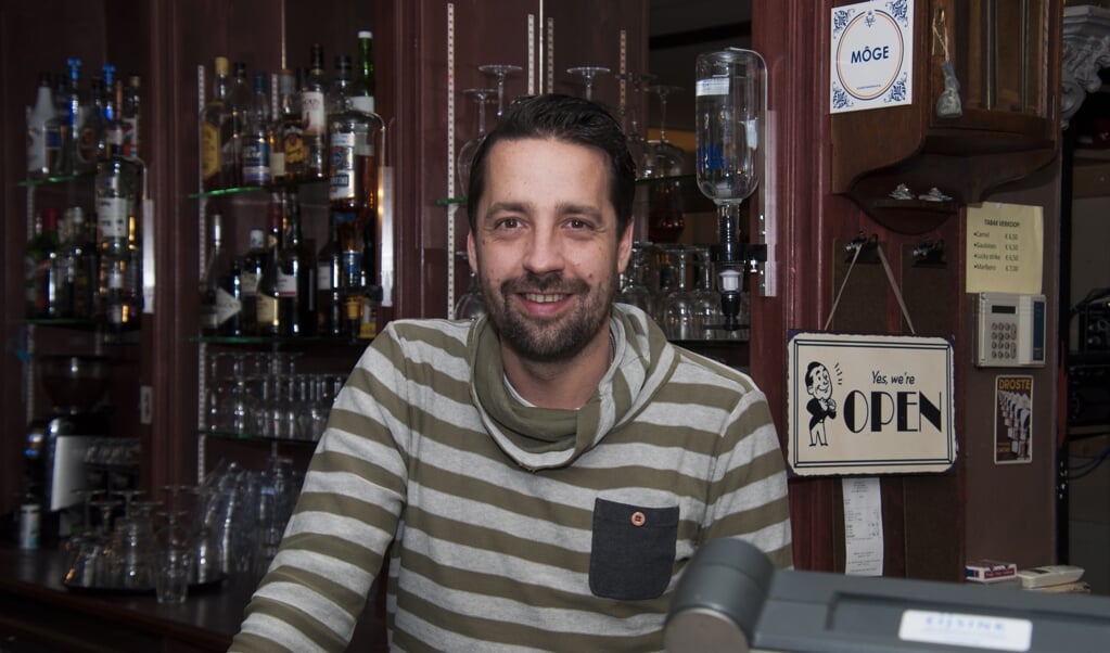 Frank van der Heide staat nog enkele weken in de keuken en achter de bar van 't Kromhout. Foto: Marion Verhaaf