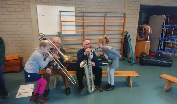 Annemoon en Karlijn op de sax en de trombone. Foto: Lammert Hissink