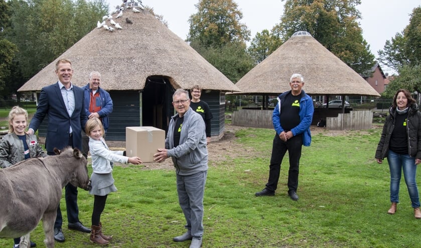 V.l.n.r. Wethouder Inberg en zijn dochters, Hans de Geest, Jacob Holman, Annie Notten, Karel Ledeboer en Bianca Wengelaar. Foto: Marion Verhaaf