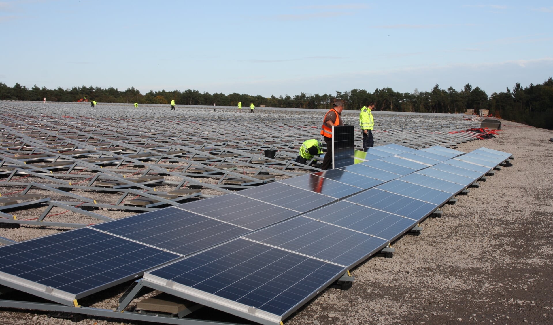 De panelen worden gemonteerd op de draagconstructie.