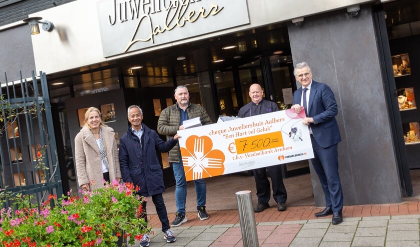 <p>Hans Aalbers overhandigt namens Juweliershuis Aalbers opnieuw een cheque van € 7.500,- aan de Voedselbank</p>