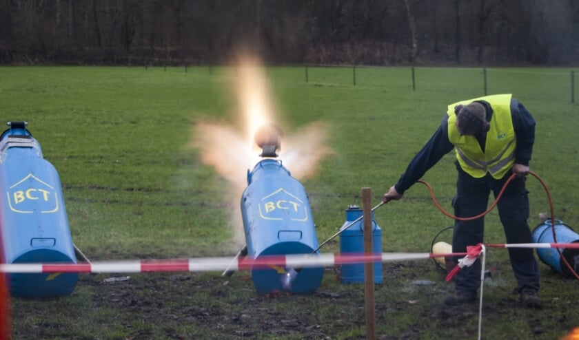 <p>Carbidschieten eerder in Brummen. Foto: Marion Verhaaf</p>