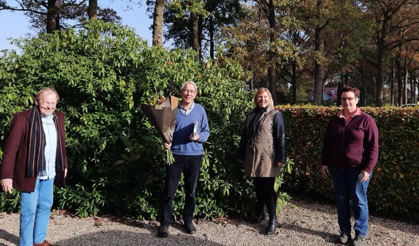<p>Vlnr: Dorpsraadvoorzitter Henk Poldermans, Dick van Goor, Dagmar Zark en Anne-Margreet van der Horst </p>