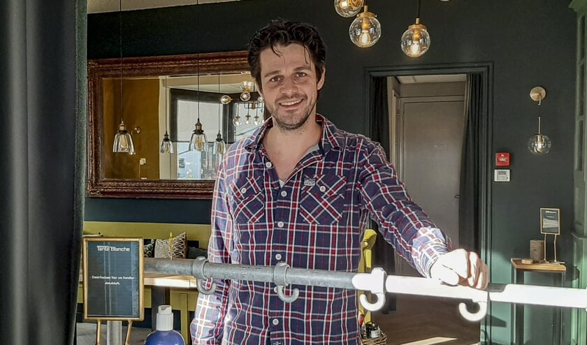 <p>Charles Ek achter de desk van Tante Blanche To Go. Foto: Marion Verhaaf</p>