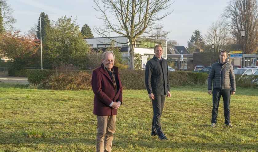 Vlnr: Henk Poldermans (Dorpsraad), Pouwel Inberg (wethouder) en Jelke Bouma (Ondernemersvereniging) op het Van Limburg Stirumplein.