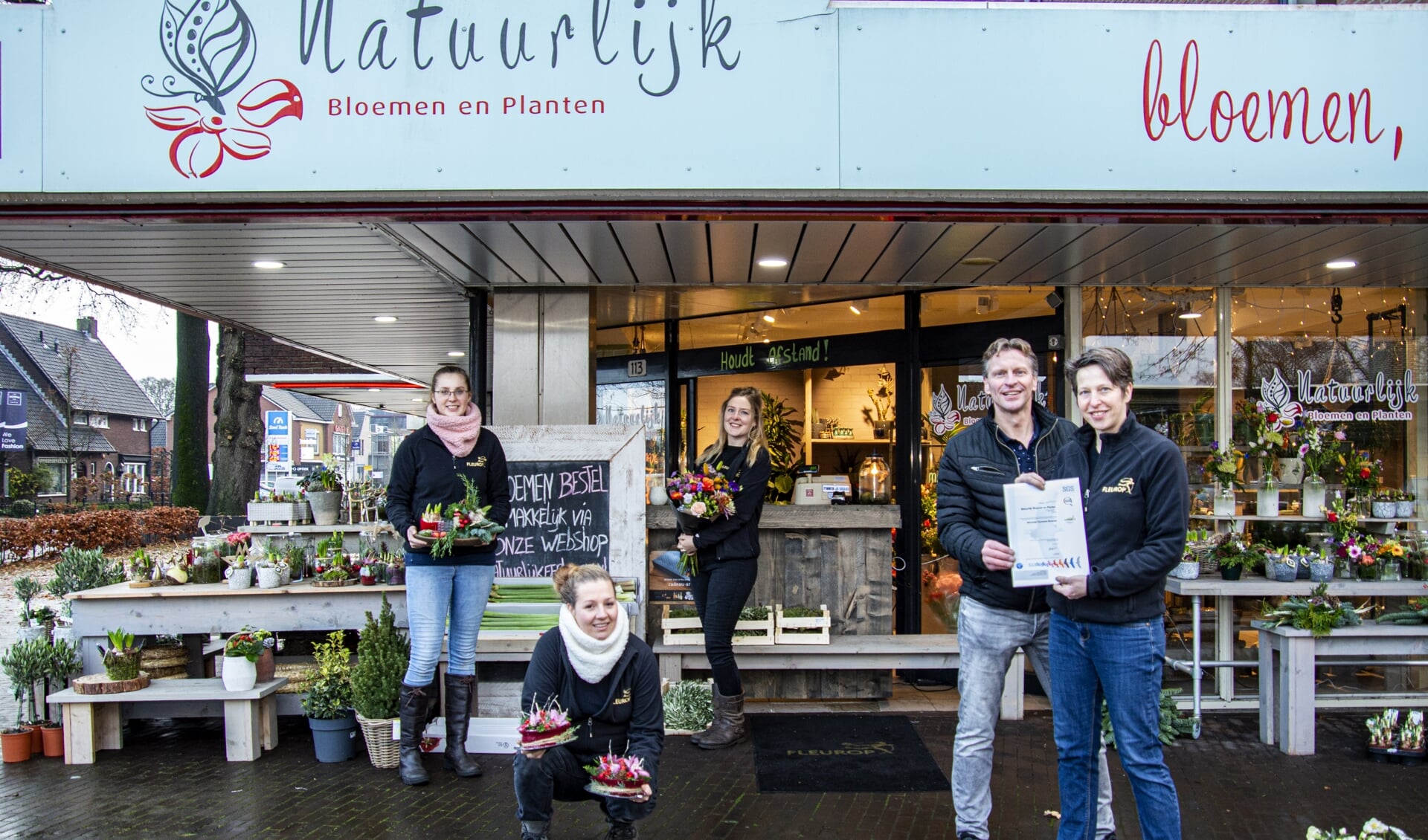 Trotse eigenaren Marcel en Bianca Straatman voor hun winkel, samen met hun personeel. Foto: Marion Verhaaf