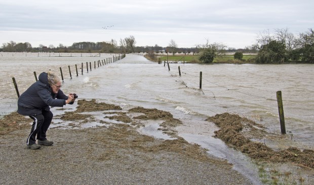Tonny Hoevers uit Dieren zet zich schrap tegen de wind. Foto: Marion Verhaaf