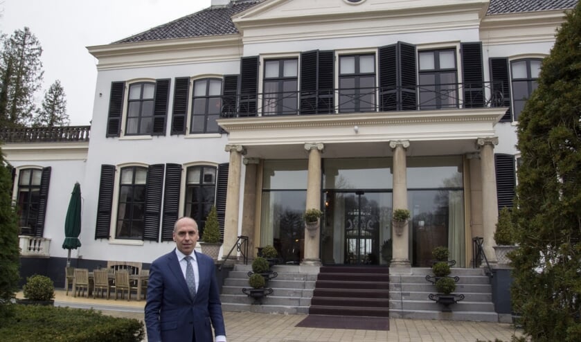 Manager Béla Pálma voor Kasteel Engelenburg in Brummen. Foto: Marion Verhaaf