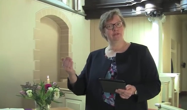 Pastor Aantjes tijdens de opnames in de Ludgeruskerk.