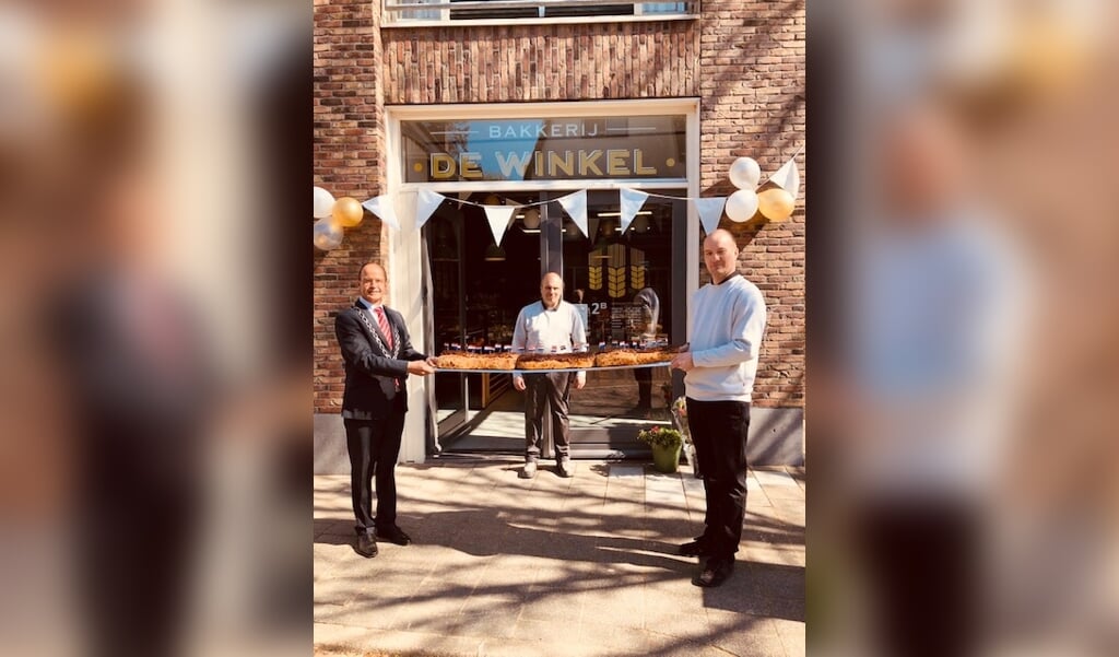 Burgemeester Alex van Hedel kwam de winkel op de nieuwe locatie openen. Foto: Bakkerij de Winkel