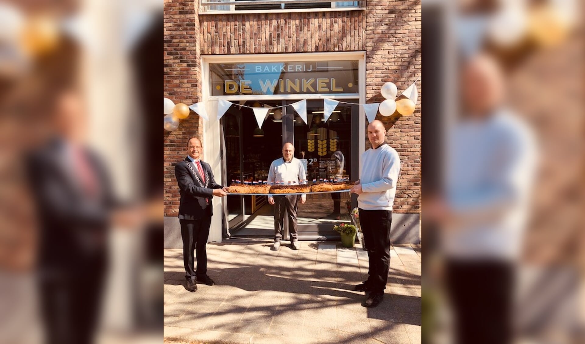 Burgemeester Alex van Hedel kwam de winkel op de nieuwe locatie openen. Foto: Bakkerij de Winkel