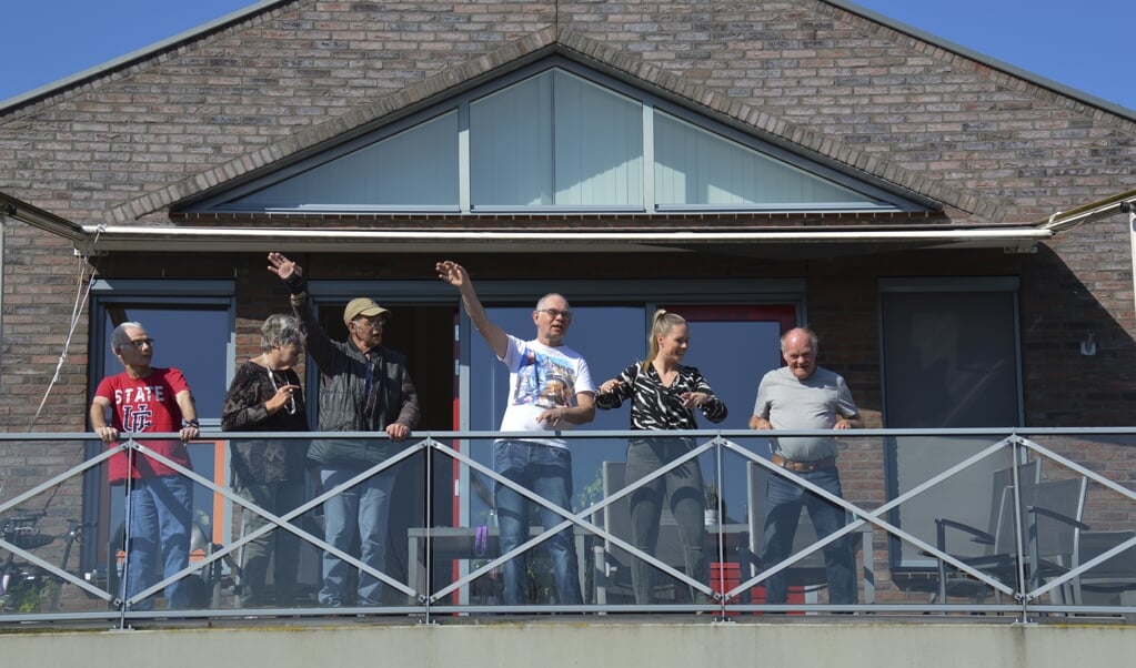 Bewoners genieten van de muziek op hun balkon. Foto: Marion Verhaaf