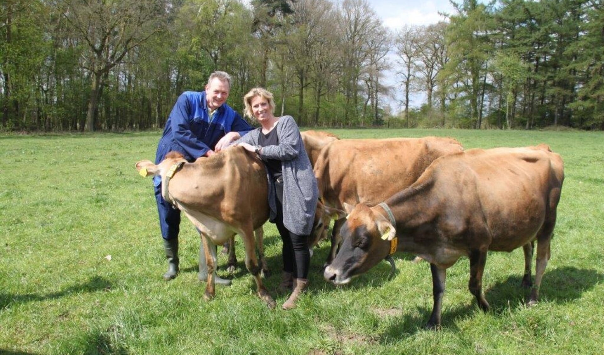 Foto: Hans en Tanja van Boerderij de Nieuwenburgt met hun Jersey koeien in de wei