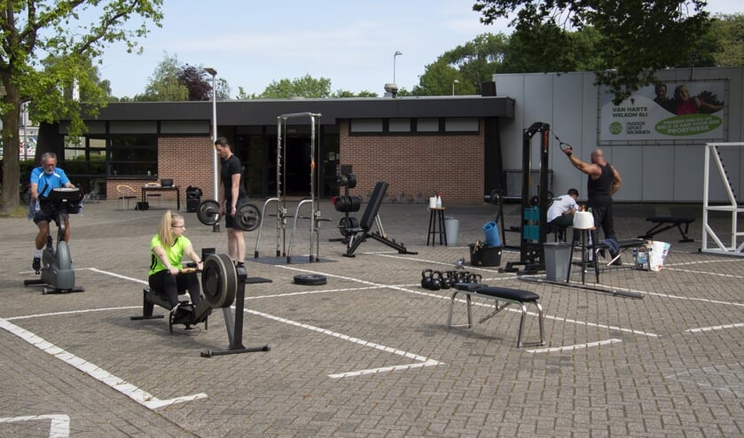 Een kleine groep sporters tegelijk, kan buiten eindelijk weer aan het bewegen. Foto: Marion Verhaaf