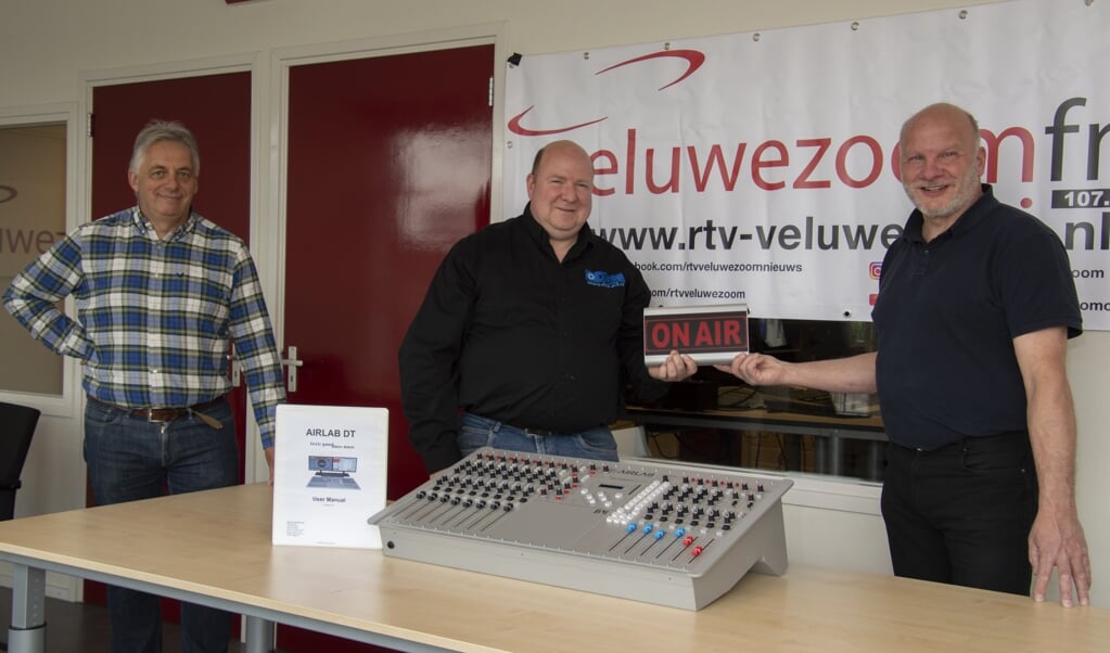 Vlnr Guus Koster, Marco Eikenboom en Harrie Jansen. In het midden de Airlab DT mengtafel. Foto: Marion Verhaaf