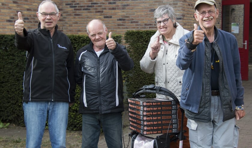 Een gedeelte van de bewoners kwam de pizza's ophalen. Foto: Marion Verhaaf