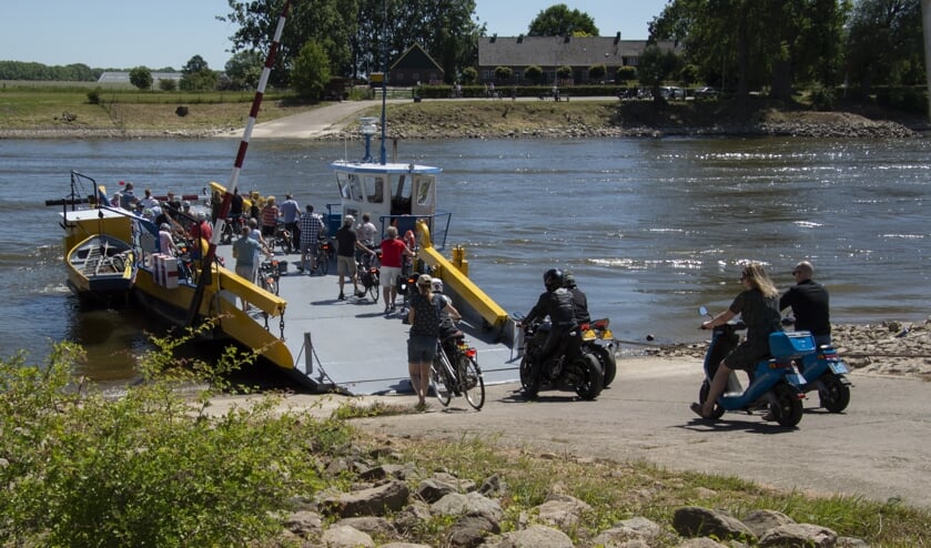 Met Pinksteren werd er volop gebruik gemaakt van de pont tussen Brummen en Bronkhorst. Foto: Marion Verhaaf