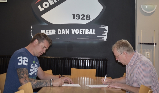 Wout van den Broek (links), locatie manager Oranjeborg Loenen en Gerrit Blom (rechts), bestuurslid algemene zaken Loenermark.