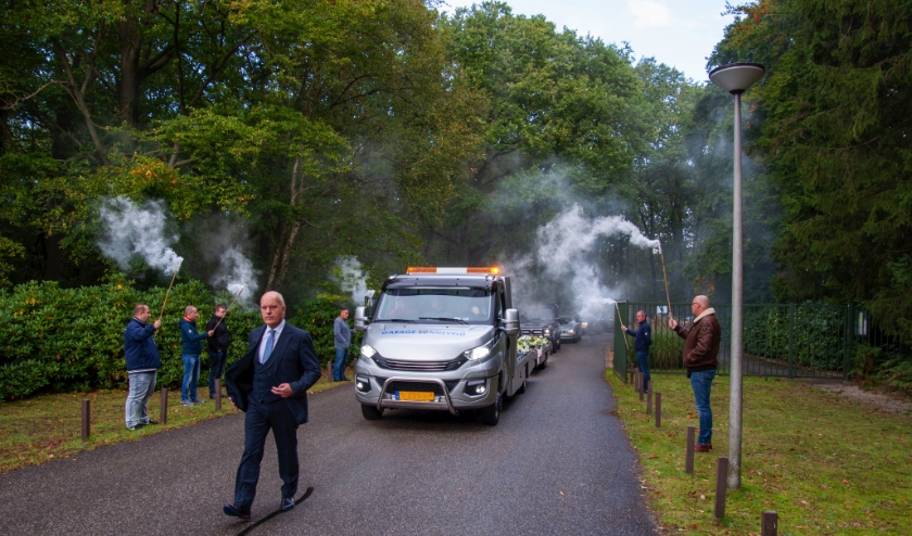 Een erehaag voor de overledene bij het crematorium te Dieren. Foto: Marion Verhaaf