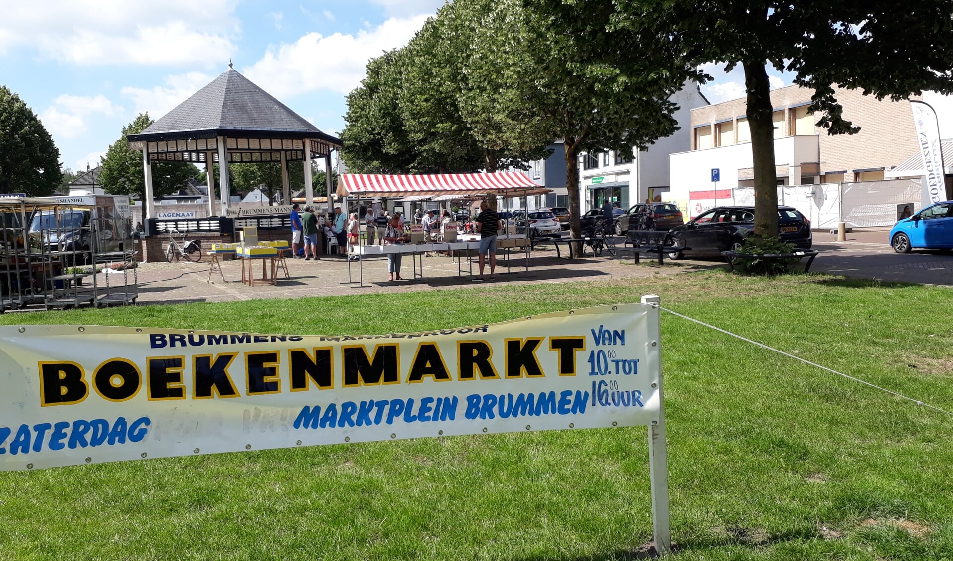 Gezellige drukte op de eerste boekenmarkt in 2020 van het BMK op het Marktplein te Brummen