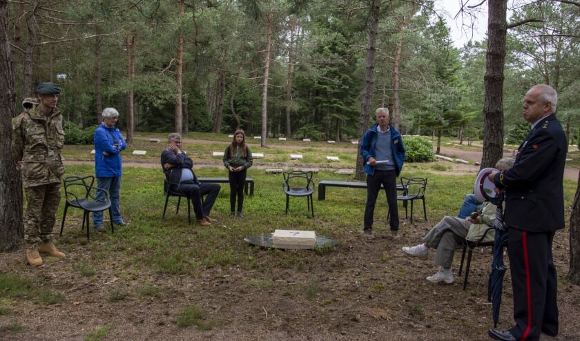 Vragen stellen aan een veteraan is een onderdeel van de belevingsroute. Foto: Marion Verhaaf