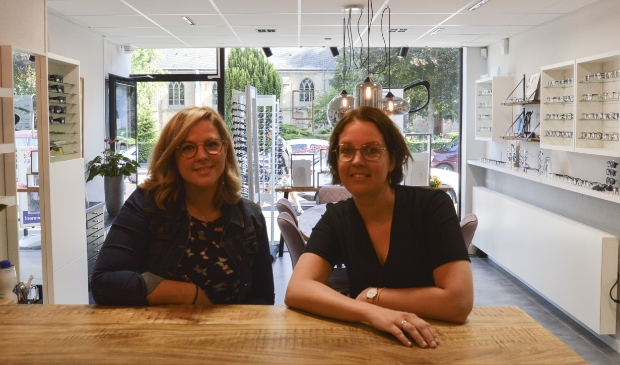Kirsten du Breuil (r) en Meggy Steneker bekijken onder andere samen met u welke bril u het meest bevalt. Foto: Marion Verhaaf