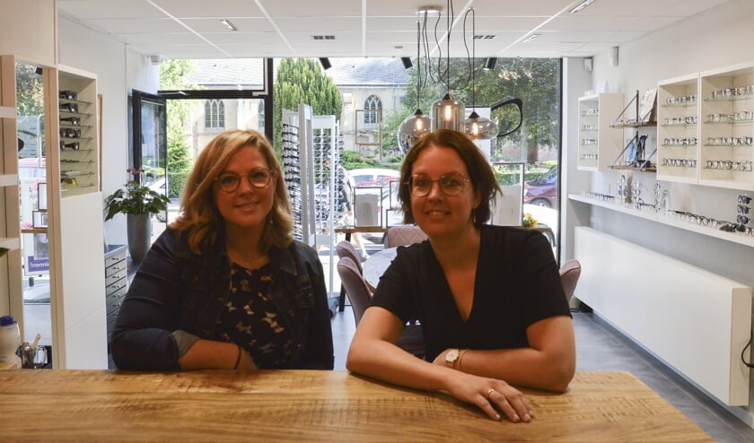 Kirsten du Breuil (r) en Meggy Steneker bekijken onder andere samen met u welke bril u het meest bevalt. Foto: Marion Verhaaf