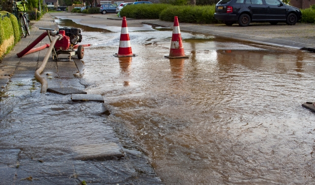 Waterleidingbreuk in de Thorbeckestraat in 2016, alles stond blank en deze breuk was zeer groot. Foto: Marion Verhaaf