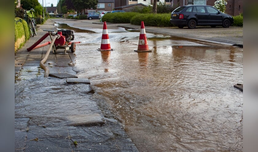 Waterleidingbreuk in de Thorbeckestraat in 2016, alles stond blank en deze breuk was zeer groot. Foto: Marion Verhaaf
