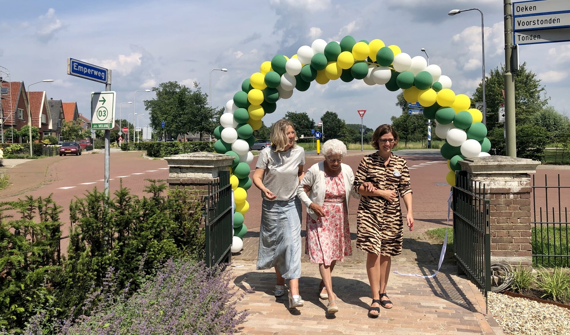 De officie¨le opening van de nieuwe tuin verricht door wethouder Ine van Brugsteden en bewoonster Toos Gerrits.