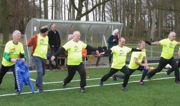Warmingup voorafgaand aan walking football
